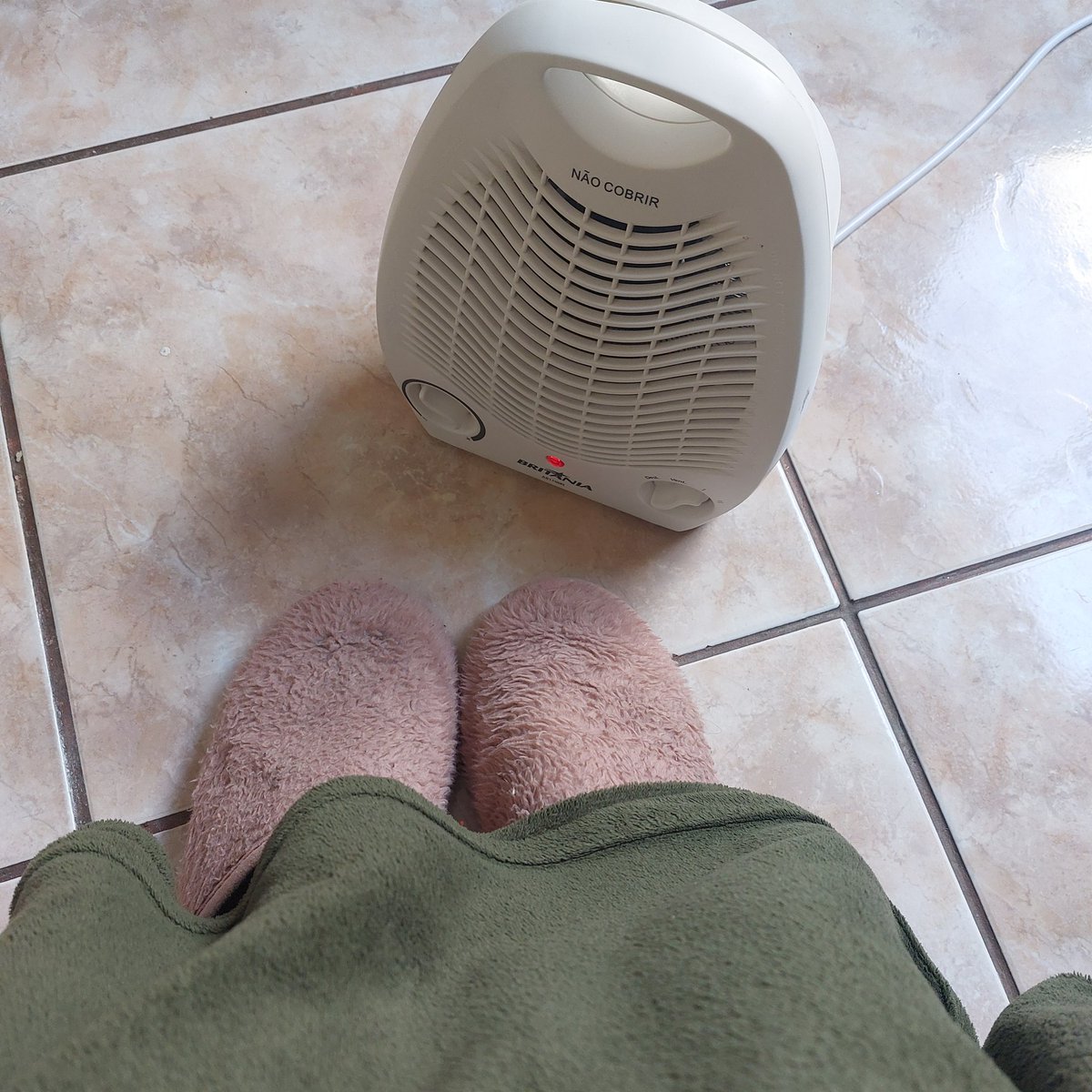 siririku's tweet photo. estética rara: quando você precisa fugir do mundo mas a sua bestie é a melhor pessoa ever e te acolhe na casa dela >> mesmo ela não estando em casa!! (te amo @xbangzelo 💖 https://t.co/ssnolFv0ze