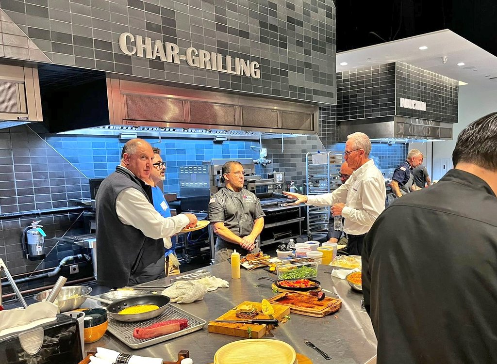 NexosTuristicos's tweet photo. 🇲🇽 GRAN ÉXITO INTERNACIONAL DE GRUPO PREHISPÁNICOS EN ENCUENTRO GASTRONÓMICO "TRADITION, FIRE, ROOTS & TECHNOLOGY" EN DALLAS, TEXAS 🇺🇸

Todo un gran éxito internacional fue el encuentro en Dallas, Texas, en las instalaciones de Middelby Dallas en el que el Chef Jorge Orozco y el chef Guy Santoro destacaron la importancia de los encuentros gastronómicos con la participación de cocineras tradicionales de Puebla, Oaxaca, Veracruz y chefs de San Luis Potosí y Ciudad de México.

Los chefs resaltaron la gran gastronomía con la que cuenta México y sus grandes cocineras, consideradas Patrimonio Inmaterial y Cultural del mundo por parte de la UNESCO. En el encuentro se cocinaron los mejores platillos tradicionales de los estados de Oaxaca, Puebla, Veracruz y San Luis Potosí.

Cabe resaltar que este martes 12 y miércoles 13 de mayo se llevó a cabo en Dallas, Texas, USA, el Encuentro Gastronómico "Tradition, Fire, Roots and Technology", con la presencia de los mejores chefs de México y Estados Unidos, bajo la premisa de "unidos trabajando con cocineras tradicionales que son el tesoro gastronómico de México", como lo resaltó el Chef Jorge Orozco, Embajador de la Cocina Tradicional y Prehispánica de México y Presidente de Grupo Prehispánicos.

El evento se llevó a cabo en el Salón Mik Dallas, con la participación de grandes chefs mexicanos, entre ellos: Abel Ortiz, Chef Vatel; Guy Santoro, Presidente Club Vatel; Jorge Orozco, Embajador de la Gastronomía Mexicana; Valeria E. Hernández, Chef Vatel y Antonio León, Chef Corporativo de Middleby "Innovation kitchen Dallas".

@ChefJorge190373 @chefjorgeorozco @chefjorgepreh @Guy_Santoro @elfonduegourmet @vatelclubmexico @vatelmagazinemx #GrupoPrehispánicos @MiddlebyMexico #middleby