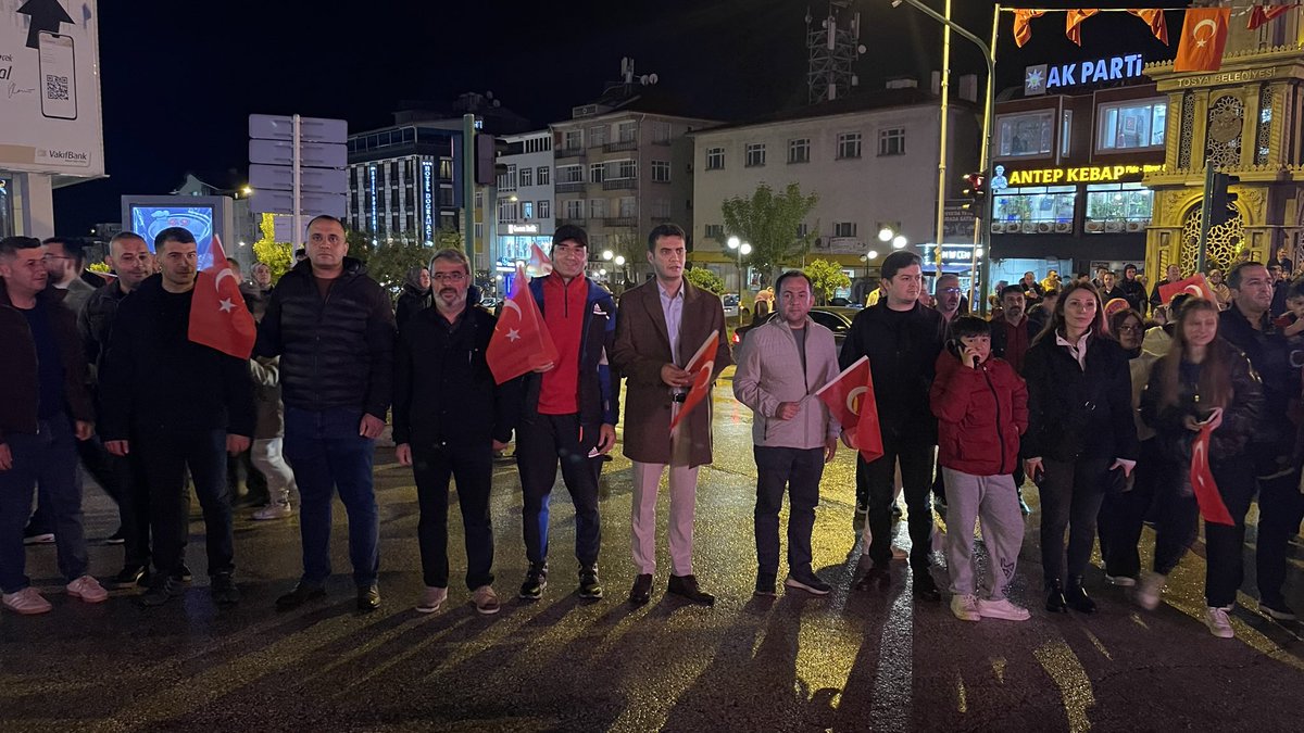 TC_TOSYA's tweet photo. Kaymakamımız Sayın Timur BÜYÜKÇE,

19 Mayıs Atatürk’ü Anma, Gençlik ve Spor Bayramı kutlamaları kapsamında gerçekleşen Gençlik yürüyüşü ve Gençlik Korosu Halk Konserine katıldı. https://t.co/JtR6sIAlPT