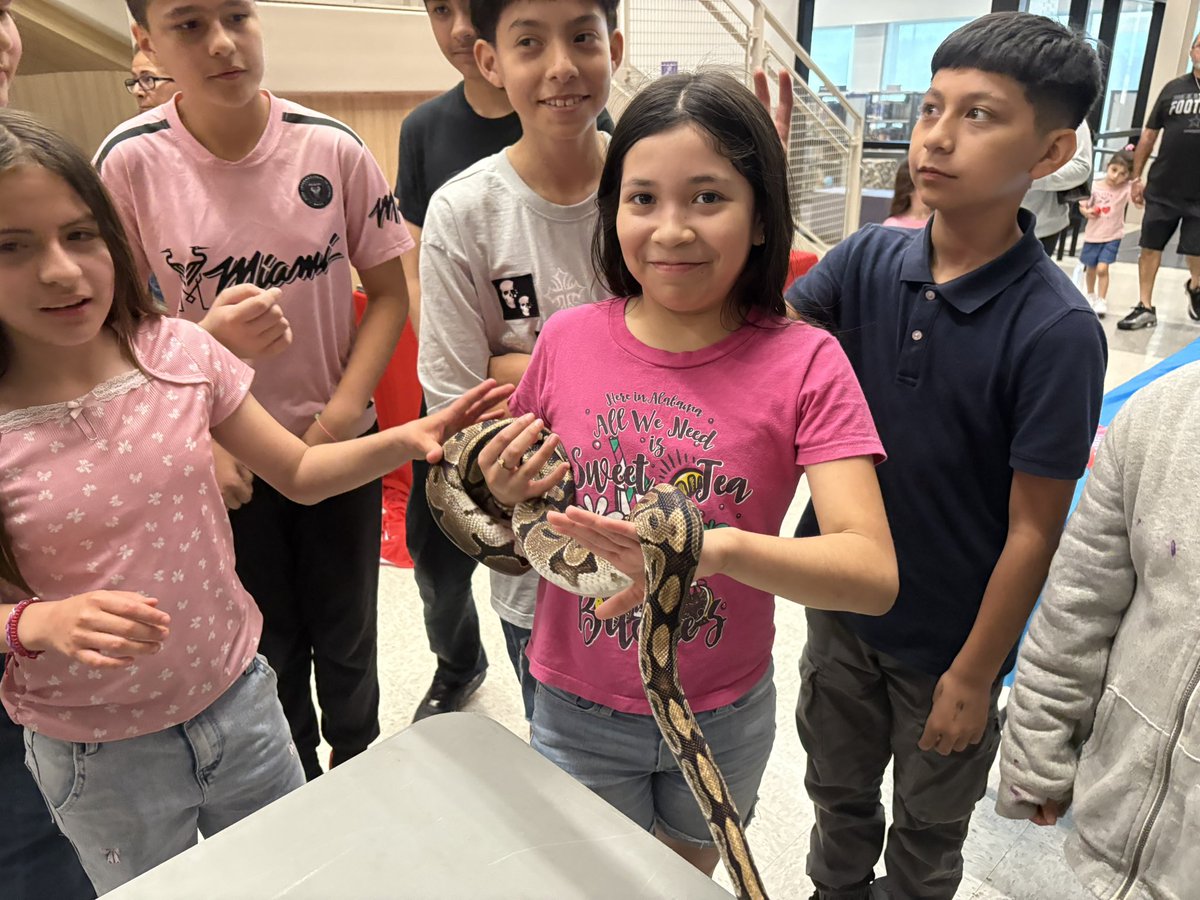 disdeec's tweet photo. We enjoyed the Community Block Party at @GPeabodyElem last week! Students and parents enjoyed visiting Pelota, learning about her and the @disdeec programs, and building connections within the community. @StellaKastl @AngieGaylord @Dallasacademics https://t.co/TD5QlvSMjh