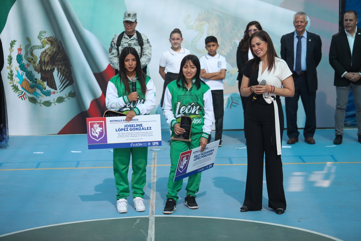 enterateleon's tweet photo. #León 🇲🇽🏋🏻‍♀️Por segundo año consecutivo, las pesistas leonesas Joseline López y Kelly López Ponciano recibieron un estímulo económico por parte de la presidenta municipal, @AleGutierrez_mx, en reconocimiento a sus destacados resultados. 👏🏻❤️
👉🏻https://t.co/cQl5vJlFLf https://t.co/7V7VIHQ4Uu