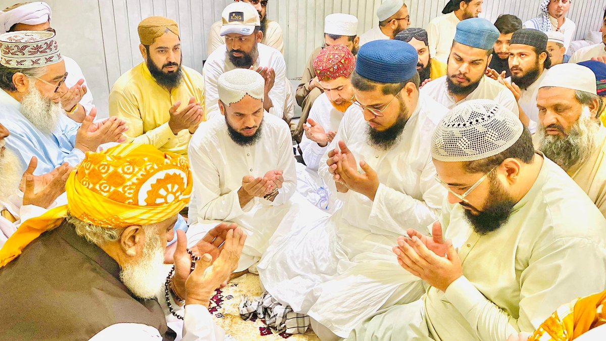 juipakofficial's tweet photo. کراچی: قائدِ جمعیۃ مولانا فضل الرحمٰن مدظلہ جمعیت علماءاسلام کراچی کے رہنماء مولانا سلیم اللہ خان ترک مرحوم کی وفات پر انکے صاحبزادگان سے  تعزیت کر رہے ہیں۔
اس موقع پر علامہ راشد محمود سومرو، علامہ ناصر محمود سومرو، قاری عثمان، مولانا غیاث ،رشیداحمدخاکسار و دیگر بھی موجود تھے۔ https://t.co/Z4tMJ3X5kt