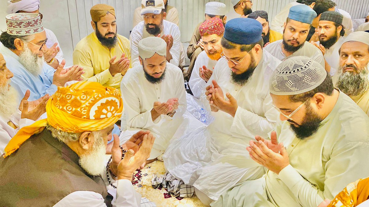 juipakofficial's tweet photo. کراچی: قائدِ جمعیۃ مولانا فضل الرحمٰن مدظلہ جمعیت علماءاسلام کراچی کے رہنماء مولانا سلیم اللہ خان ترک مرحوم کی وفات پر انکے صاحبزادگان سے  تعزیت کر رہے ہیں۔
اس موقع پر علامہ راشد محمود سومرو، علامہ ناصر محمود سومرو، قاری عثمان، مولانا غیاث ،رشیداحمدخاکسار و دیگر بھی موجود تھے۔ https://t.co/Z4tMJ3X5kt