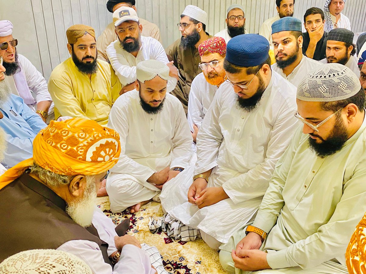 juipakofficial's tweet photo. کراچی: قائدِ جمعیۃ مولانا فضل الرحمٰن مدظلہ جمعیت علماءاسلام کراچی کے رہنماء مولانا سلیم اللہ خان ترک مرحوم کی وفات پر انکے صاحبزادگان سے  تعزیت کر رہے ہیں۔
اس موقع پر علامہ راشد محمود سومرو، علامہ ناصر محمود سومرو، قاری عثمان، مولانا غیاث ،رشیداحمدخاکسار و دیگر بھی موجود تھے۔ https://t.co/Z4tMJ3X5kt