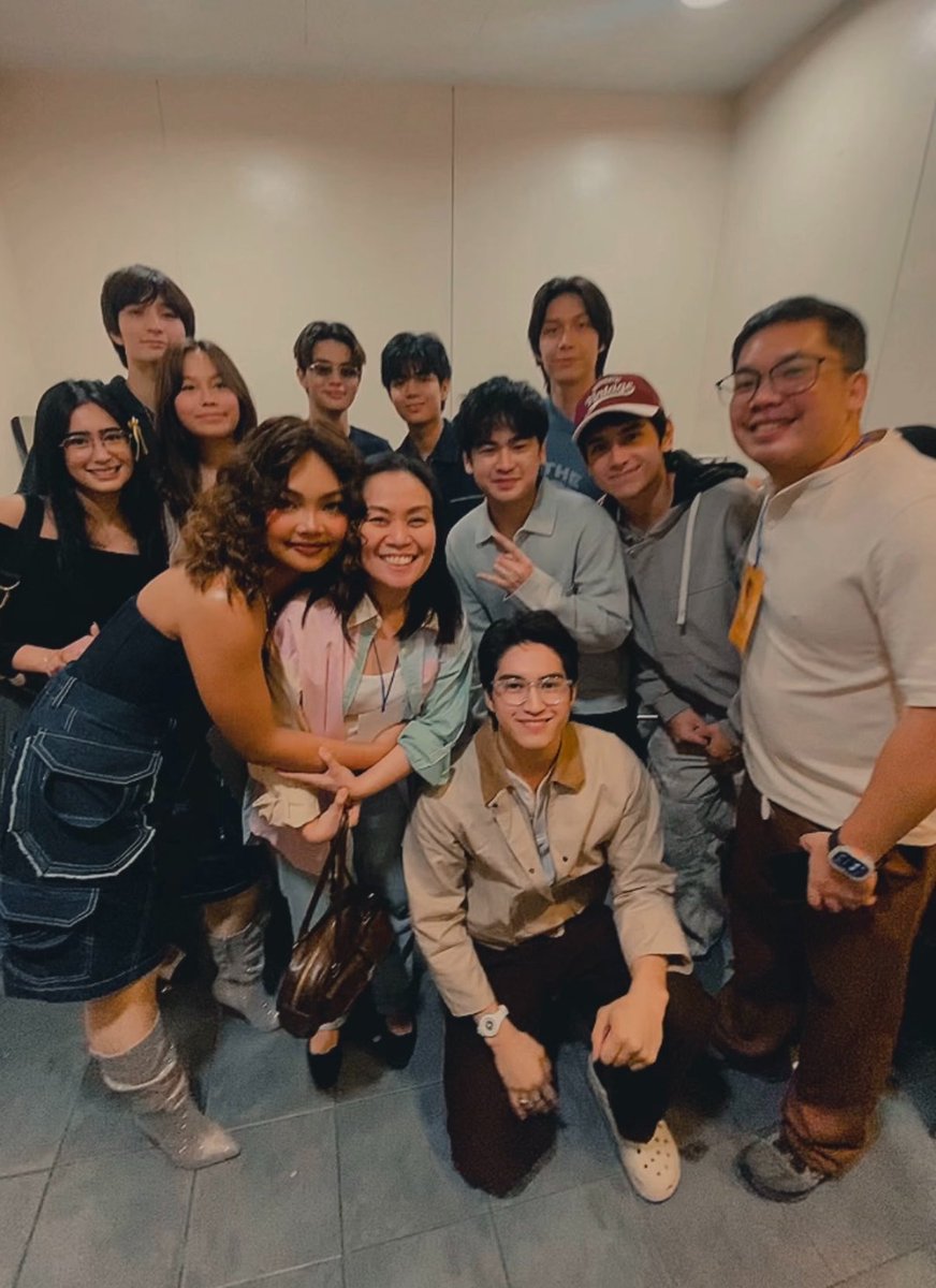 ughk52's tweet photo. PBB staff and housemates reunited at Carmelle’s concert.
#Carmelle #Anton #Joaquin #Lella #Miguel #Eliza #Heath #Marco #Iñigo #Lee https://t.co/KvhHZgf4DT