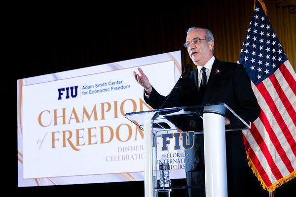hitpuerto's tweet photo. Nuestro CEO, Erik Alma, estuvo presente en la ceremonia del Champion of Freedom Award, celebrada en Miami y organizada por el @FIU donde fue reconocido el presidente, @luisabinader , por su liderazgo y sus esfuerzos orientados a la promoción del desarrollo económico. https://t.co/qtgbmiQAR9