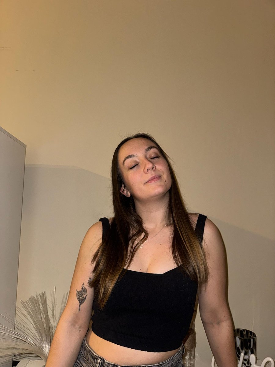 Lola 🦂 tweet media