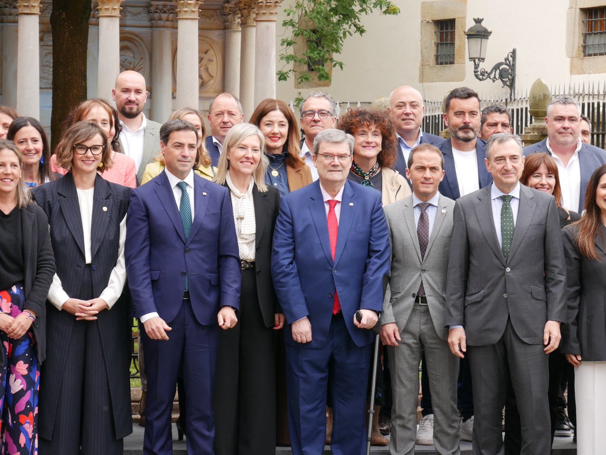 AITOR_ESTEBAN's tweet photo. Bizkaiko Foru Berriak 500 urte bete ditu, euskal autogobernuaren oinarri historikoa izanik. 1526. urtean izan zirelako gara, eta 2026an garelako izango dira.

El Fuero Nuevo de Bizkaia contenía elementos que cinco siglos después siguen formando parte de la base de nuestro autogobierno. La foralidad nos hace Nación.

Zorionak Bizkaia eta zorionak Euskadi!