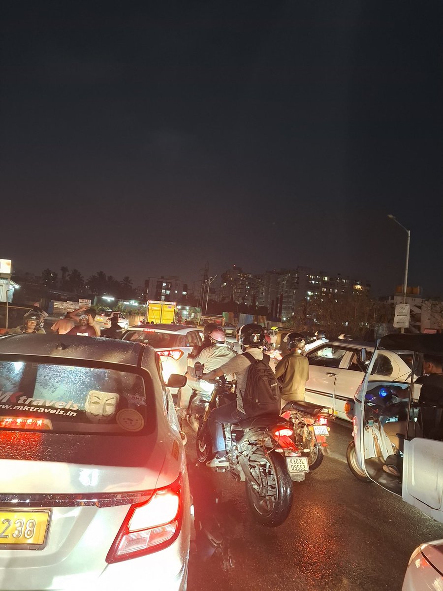 TrafficJammerB's tweet photo. @GunjurCharan @WFRising @RisingVarthur @BalagereConnect @GunjurCharan today situation after heavy rain.!

@GbaEastCity7056 @GBAChiefComm @MALimbavali @PCMohanMP @ChristinMP_ @Kuma50531Kumar 
#BengaluruRain #Whitefield #GBA #BrandBengaluru https://t.co/NpkW5PW0UA