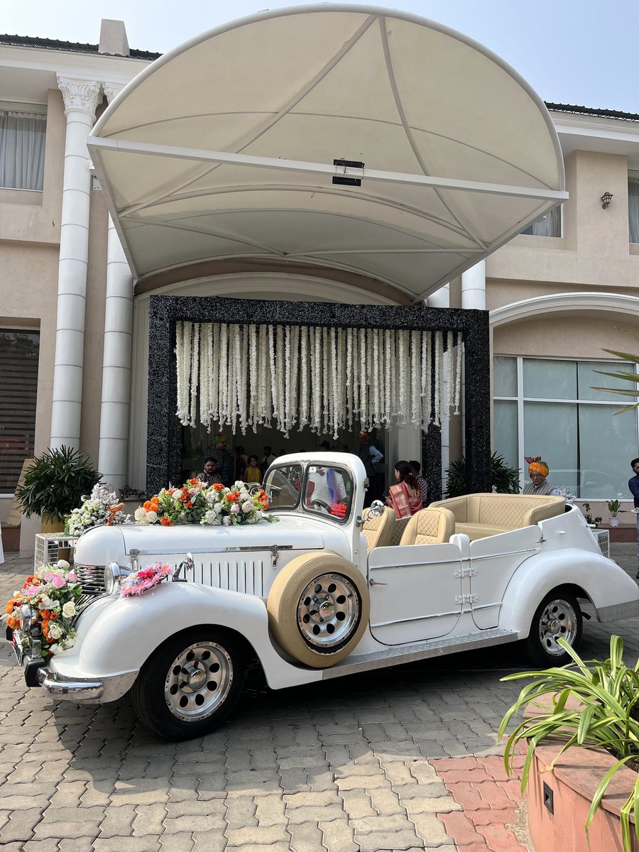 RajshriBand's tweet photo. ✨The Royal Ride Awaits ✨
Elevate your baraat entry and photoshoot with our exquisite, vintage luxury wedding car.

Rajshri Music Band Bhopal
9827278828 | 9770040008

DM us for bookings &amp; enquiries 
#vintagecars #groomentry #indianwedding #bandbajabride #baraatonwheels #bhopal https://t.co/gvqb5CWoIA