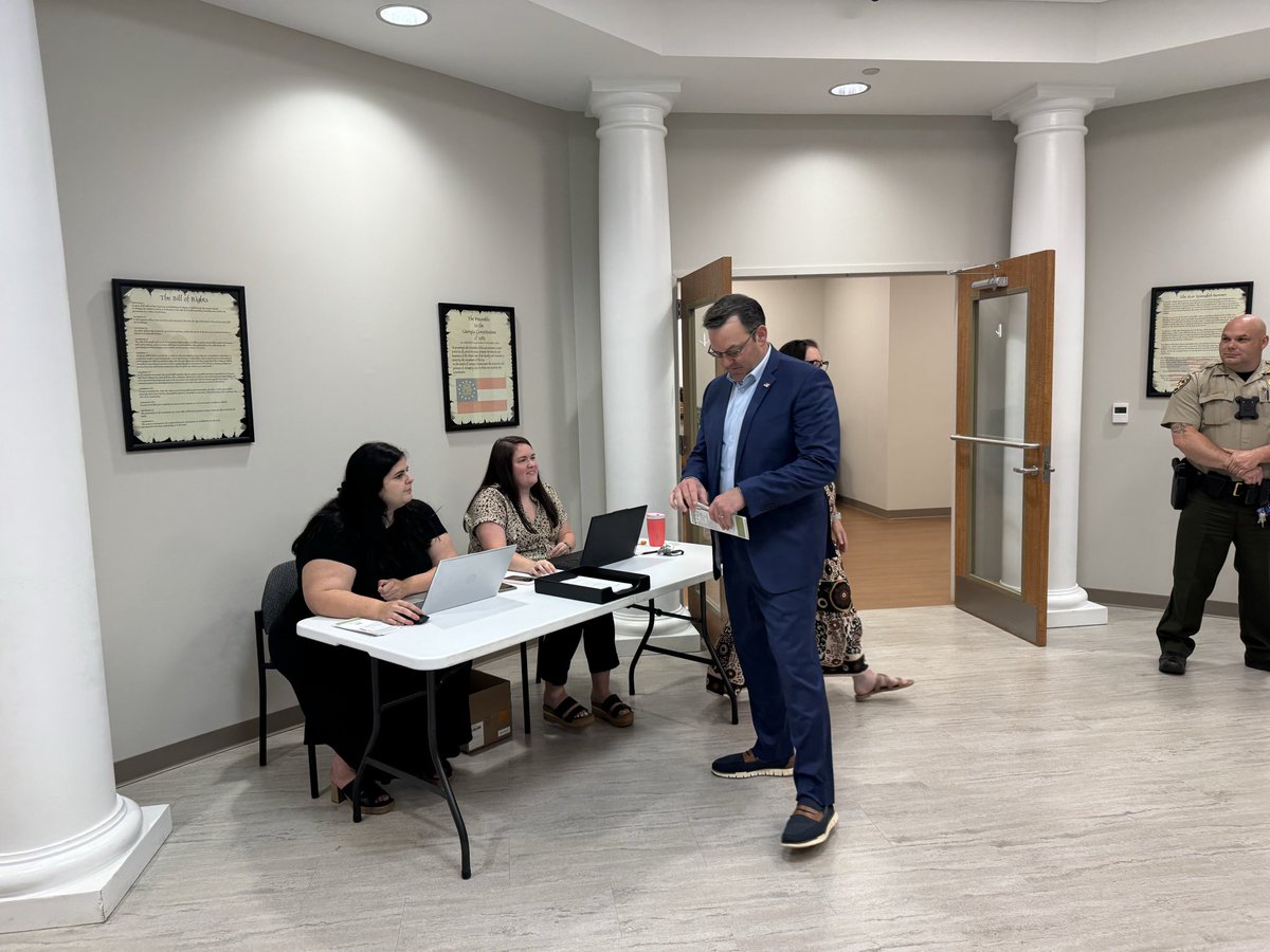 MurphyAJC's tweet photo. While most candidates are making last-minute pitches the day before Georgia’s primary, @burtjonesforga is…reporting jury duty in Butts County. https://t.co/ilWXB34o1s