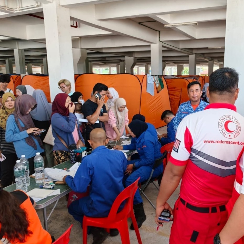 IFRC_DREF's tweet photo. In April, a devastating fire tore through Kampung Bahagia in Sandakan, #Malaysia, destroying homes and forcing families to leave everything behind.
The Malaysian Red Crescent Society responded quickly, supporting affected families with essential relief items and assistance in evacuation centres.
Through this @IFRC_DREF operation, support will help communities access health, WASH and psychosocial services, as well as flexible cash assistance, enabling families to meet their most urgent needs with dignity and begin recovering in safer conditions.
@IFRCAsiaPacific
#DREFinAction
