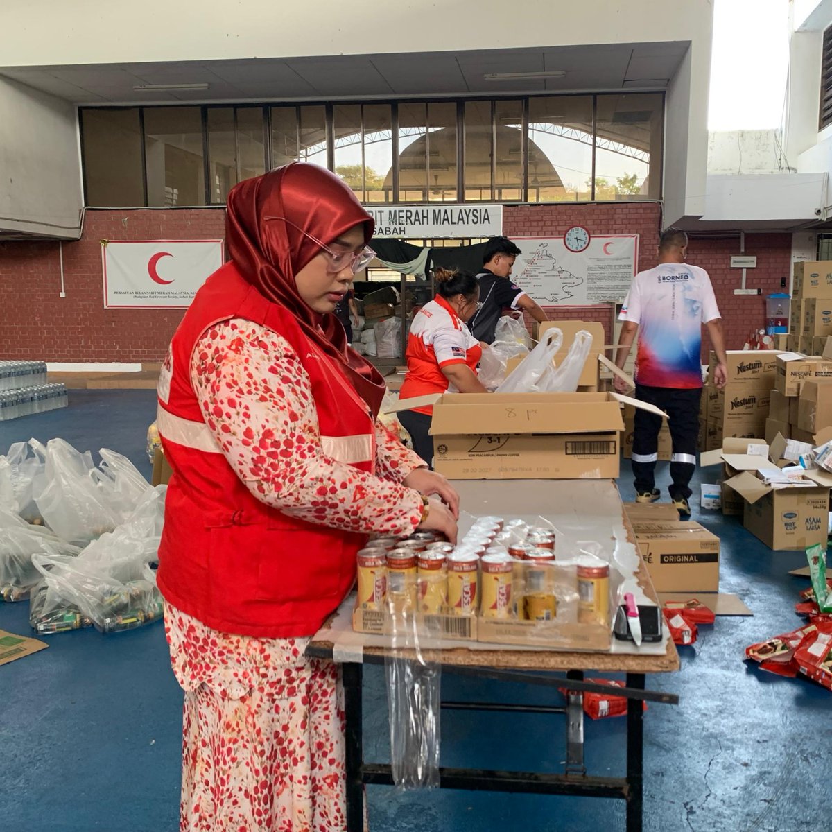 IFRC_DREF's tweet photo. In April, a devastating fire tore through Kampung Bahagia in Sandakan, #Malaysia, destroying homes and forcing families to leave everything behind.
The Malaysian Red Crescent Society responded quickly, supporting affected families with essential relief items and assistance in evacuation centres.
Through this @IFRC_DREF operation, support will help communities access health, WASH and psychosocial services, as well as flexible cash assistance, enabling families to meet their most urgent needs with dignity and begin recovering in safer conditions.
@IFRCAsiaPacific
#DREFinAction