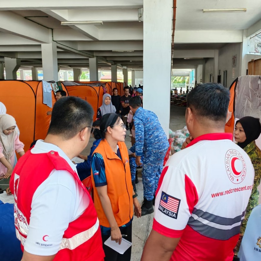 IFRC_DREF's tweet photo. In April, a devastating fire tore through Kampung Bahagia in Sandakan, #Malaysia, destroying homes and forcing families to leave everything behind.
The Malaysian Red Crescent Society responded quickly, supporting affected families with essential relief items and assistance in evacuation centres.
Through this @IFRC_DREF operation, support will help communities access health, WASH and psychosocial services, as well as flexible cash assistance, enabling families to meet their most urgent needs with dignity and begin recovering in safer conditions.
@IFRCAsiaPacific
#DREFinAction