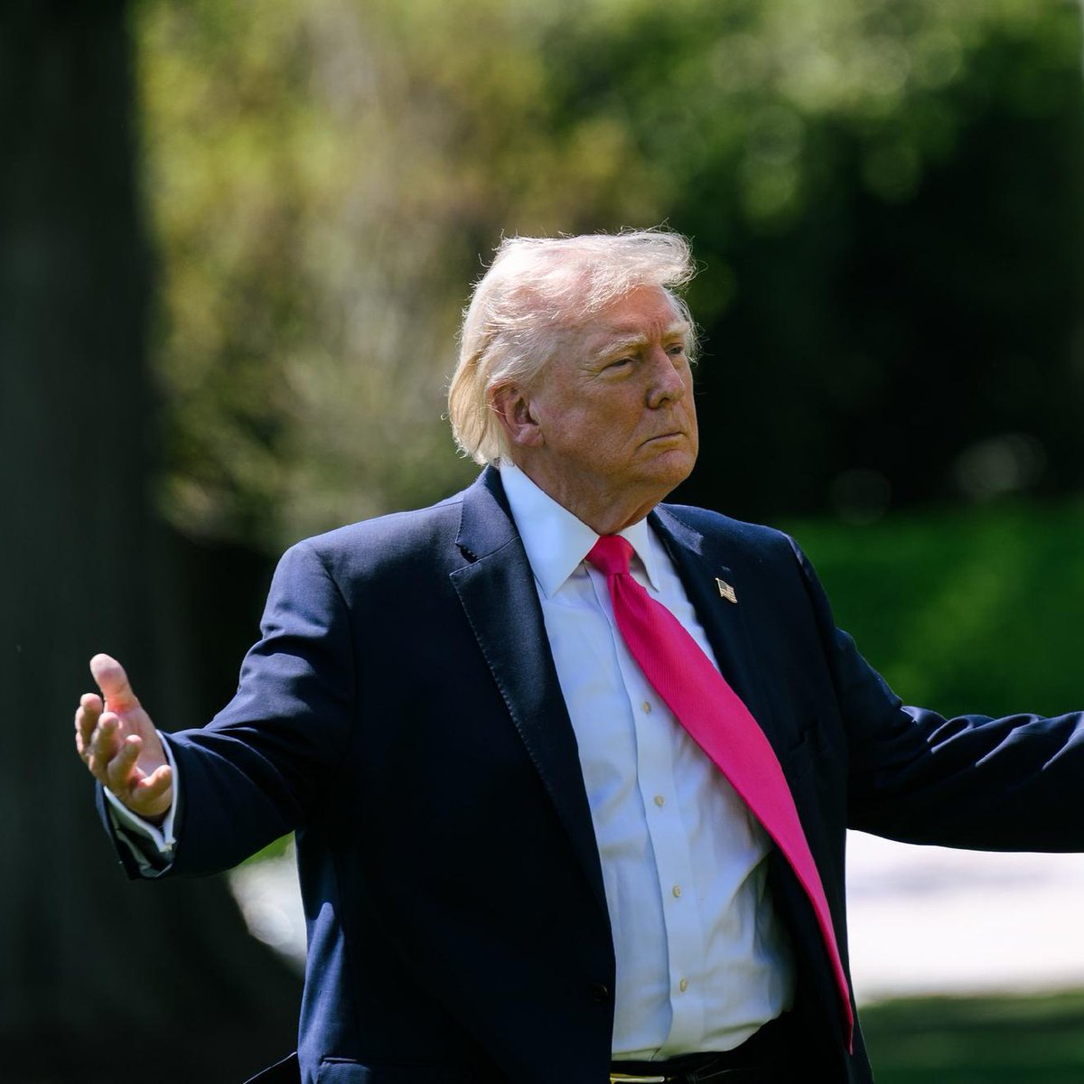 factpostnews's tweet photo. 🚨 NEW: Trump's approval rating has sunk to a second-term low of 37%. https://t.co/CAHmF0LOPW