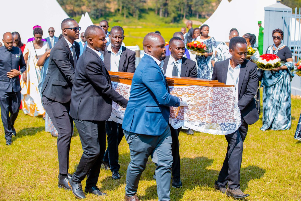 Ku rwibutso rwa Jenoside rwa Kabakobwa mu murenge wa Mukura ...