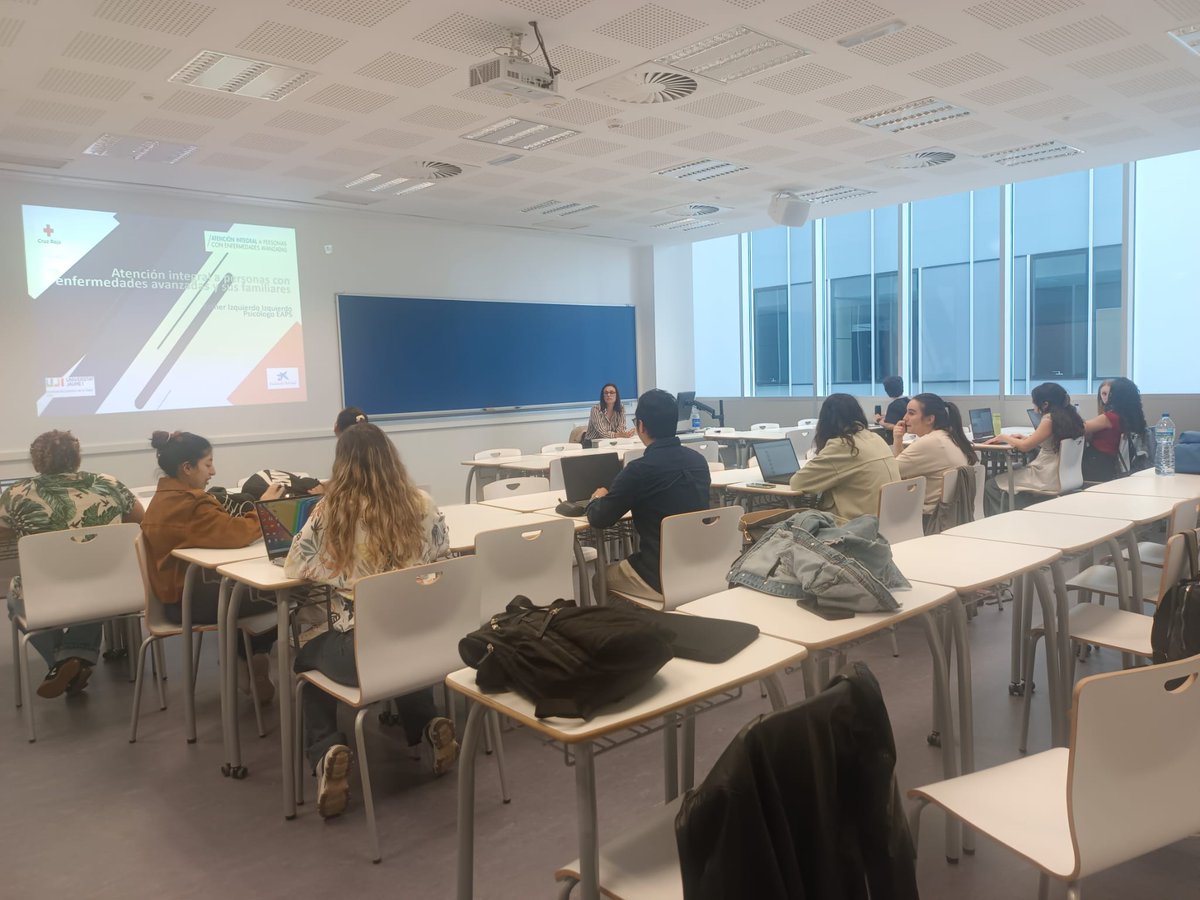 CruzRojaCS's tweet photo. A través de una sesión de rol-playing, compartimos nuestra experiencia desde el proyecto de Atención integral a personas con enfermedades avanzadas con alumnado del Master de Psicología General Sanitaria de la UJI.
#EnfermedadesAvanzadas #FundacionlaCaixa #FinaldeVida https://t.co/I49T8MGkYG