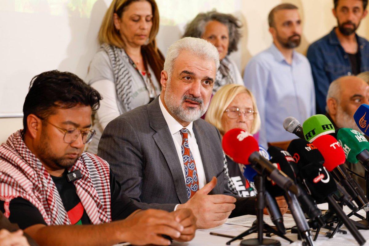 osmannnurika's tweet photo. Silahsız vicdan gemilerinden korkan bir cinayet şebekesi…

Sumud Filosu’na yapılan hukuk dışı saldırı ve Siyonist rejimin doğrudan İHH’yı hedef alan alçakça tehditleri varoluşsal bir paniğin itirafıdır.

Filistin Destek Platformu olarak bugün basın açıklamamızla tavrımızı net koyduk. Ey katiller, şantajlarınızla sinip köşesine çekilecek, tehditlerinizle rota değiştirecek bir sivil irade yok karşınızda.

İHH, bu toprakların merhamet ve iyilik hattıdır; o hattı size çiğnetmeyiz.

Sumud tüm dünyanın dalga dalga büyüyen vicdanıdır. Ablukanız kırılacak, o vicdan gemiler menziline varacak.

@BYildirim_IHH