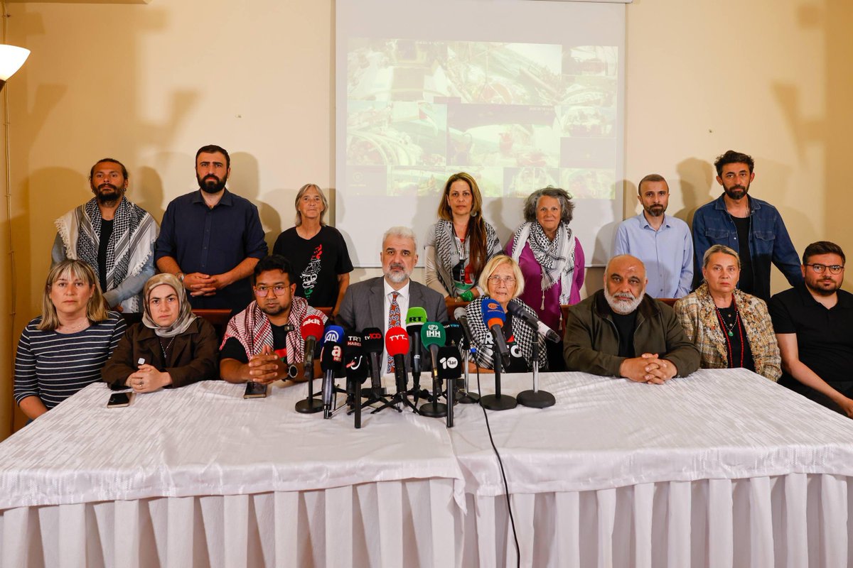 osmannnurika's tweet photo. Silahsız vicdan gemilerinden korkan bir cinayet şebekesi…

Sumud Filosu’na yapılan hukuk dışı saldırı ve Siyonist rejimin doğrudan İHH’yı hedef alan alçakça tehditleri varoluşsal bir paniğin itirafıdır.

Filistin Destek Platformu olarak bugün basın açıklamamızla tavrımızı net koyduk. Ey katiller, şantajlarınızla sinip köşesine çekilecek, tehditlerinizle rota değiştirecek bir sivil irade yok karşınızda.

İHH, bu toprakların merhamet ve iyilik hattıdır; o hattı size çiğnetmeyiz.

Sumud tüm dünyanın dalga dalga büyüyen vicdanıdır. Ablukanız kırılacak, o vicdan gemiler menziline varacak.

@BYildirim_IHH