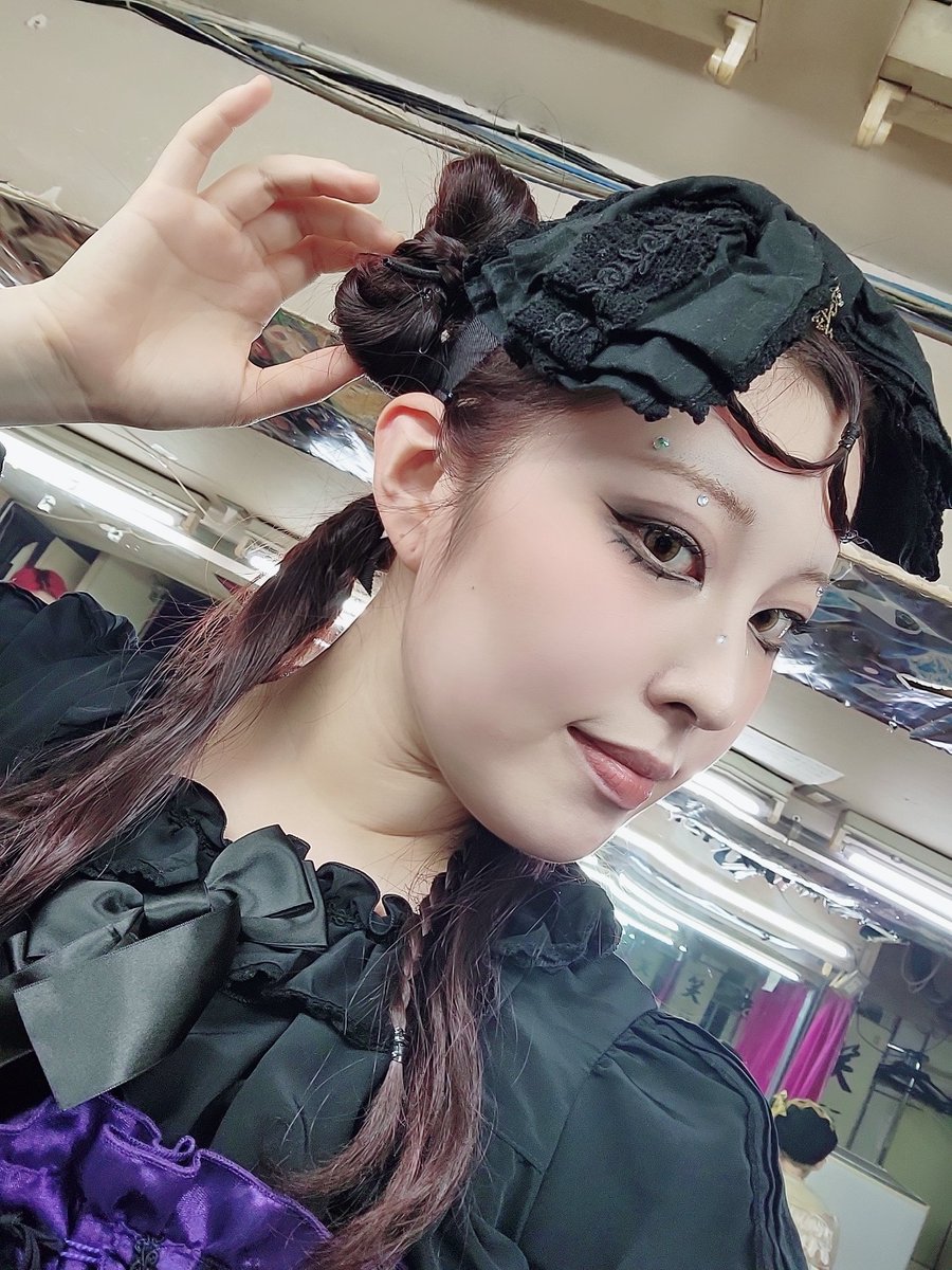 toko_camellia's tweet photo. 今日ミリタントの皆がスタイリングを褒めてくれてめちゃ嬉しかったよ〜🥹
前髪が無くたって、奇抜な髪型だって、ロリィタを可愛く着こなすことにおいては何も問題がないどころか寧ろまた違った可愛さがあるってこと❣️
皆のお陰で再認識できたよ、これぞ愛だね🫶 https://t.co/6ObVz42TKM