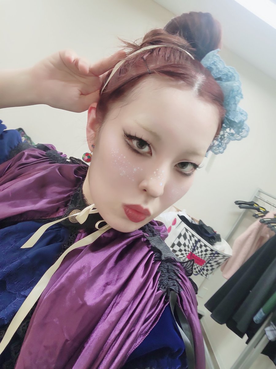 toko_camellia's tweet photo. 今日ミリタントの皆がスタイリングを褒めてくれてめちゃ嬉しかったよ〜🥹
前髪が無くたって、奇抜な髪型だって、ロリィタを可愛く着こなすことにおいては何も問題がないどころか寧ろまた違った可愛さがあるってこと❣️
皆のお陰で再認識できたよ、これぞ愛だね🫶 https://t.co/6ObVz42TKM