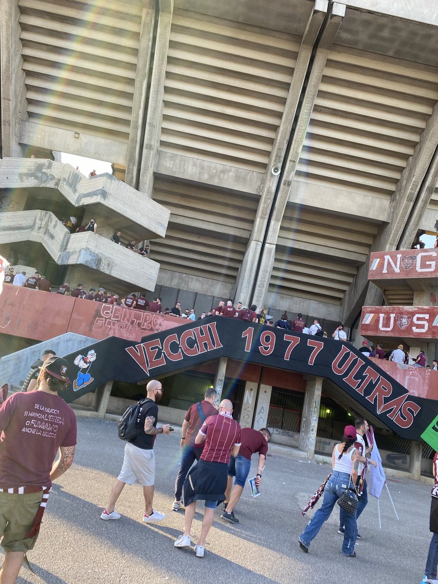 swoggleonbass's tweet photo. @HLTCO Mate they are genuinely up there with best fans in Europe. I’ve been fortunate to do a couple of games at the Arechi and an away with Salernitana and they’ve been up there with some of my favourite football days. Salerno as a city is incredibly underrated too. https://t.co/Jj1PyU6YJG