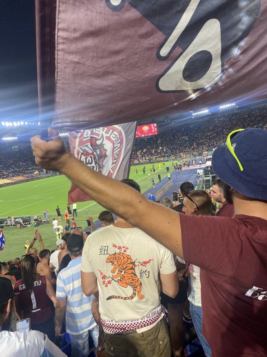 swoggleonbass's tweet photo. @HLTCO Mate they are genuinely up there with best fans in Europe. I’ve been fortunate to do a couple of games at the Arechi and an away with Salernitana and they’ve been up there with some of my favourite football days. Salerno as a city is incredibly underrated too. https://t.co/Jj1PyU6YJG