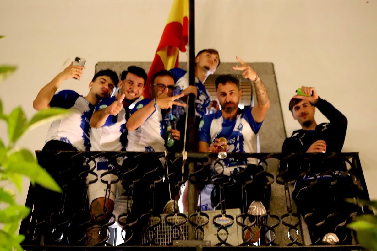 radiogolex's tweet photo. ⚽️🟦 𝐄𝐅𝐄𝐂𝐓𝐎 𝐀𝐙𝐔𝐋𝐈𝐍𝐎

El @CDZafra celebró hasta bien entrada la madrugada su vuelta a Tercera. Jugadores y técnicos pasaron por el balcón del Ayuntamiento de Zafra para vibrar por el ascenso https://t.co/q8KKbiSYWc