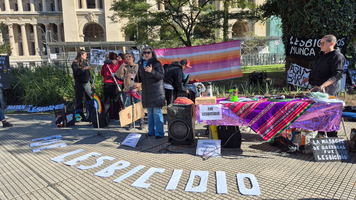 andreadatri's tweet photo. Nos hicimos presentes en Tribunales para exigir Justicia por Andrea, Pamela y Roxana, también por Sofía, la única sobreviviente del triple lesbicidio de Barracas. Un crimen brutal donde se conjugaron múltiples violencias  de género, institucionales y sociales, mientras el gobierno de Milei y el de Jorge Macri continúan con sus discursos y sus politicas de odio. Si hay una mínima gota de Justicia, es por la fuerza de quienes nos organizamos desde abajo.