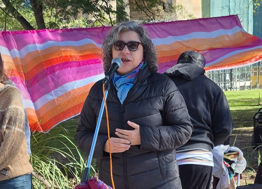 andreadatri's tweet photo. Nos hicimos presentes en Tribunales para exigir Justicia por Andrea, Pamela y Roxana, también por Sofía, la única sobreviviente del triple lesbicidio de Barracas. Un crimen brutal donde se conjugaron múltiples violencias  de género, institucionales y sociales, mientras el gobierno de Milei y el de Jorge Macri continúan con sus discursos y sus politicas de odio. Si hay una mínima gota de Justicia, es por la fuerza de quienes nos organizamos desde abajo.