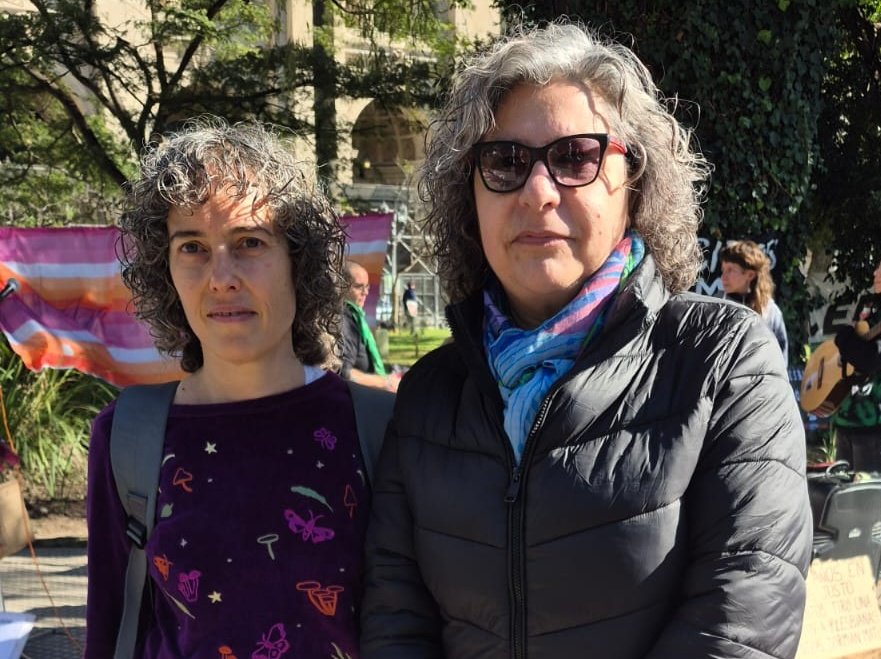 andreadatri's tweet photo. Nos hicimos presentes en Tribunales para exigir Justicia por Andrea, Pamela y Roxana, también por Sofía, la única sobreviviente del triple lesbicidio de Barracas. Un crimen brutal donde se conjugaron múltiples violencias  de género, institucionales y sociales, mientras el gobierno de Milei y el de Jorge Macri continúan con sus discursos y sus politicas de odio. Si hay una mínima gota de Justicia, es por la fuerza de quienes nos organizamos desde abajo.