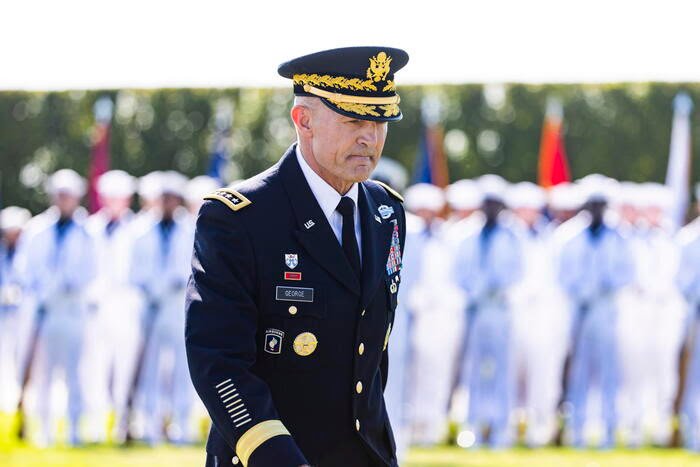 galluzzilucio's tweet photo. #USA
Un'ora dopo essere stato licenziato, il Capo di Stato Maggiore dell'Esercito degli Stati Uniti #RandyGeorge disse: "Un pazzo condurrà il grande esercito americano alla rovina."
#makeamericatrumplessagain https://t.co/1mcUNrdT4K