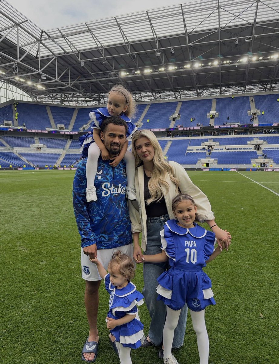 ArobaseIliman's tweet photo. Family is everything.💙 https://t.co/2DC972plb6