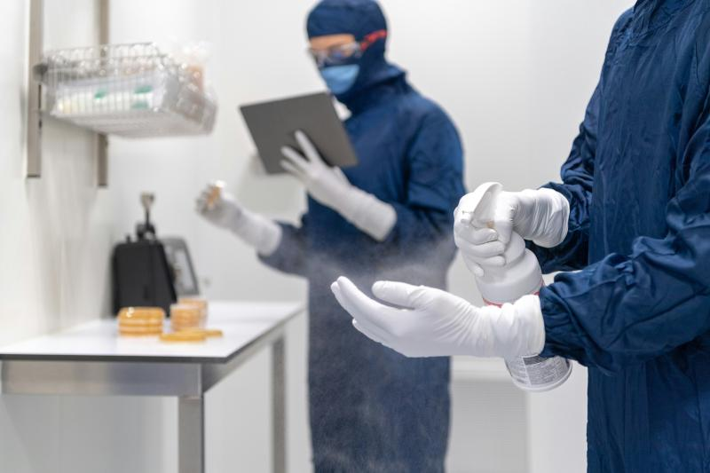 plusmathsorg's tweet photo. In 2016/2017 infections acquired in hospitals in England accounted for 28,500 patient deaths and cost the NHS £2.7 billion. So how can we best understand and help avoid them? We spoke to Jessica Brigden about her work on models of transmission.

https://t.co/KfaBD8Lewy https://t.co/G0Aqoy8daL