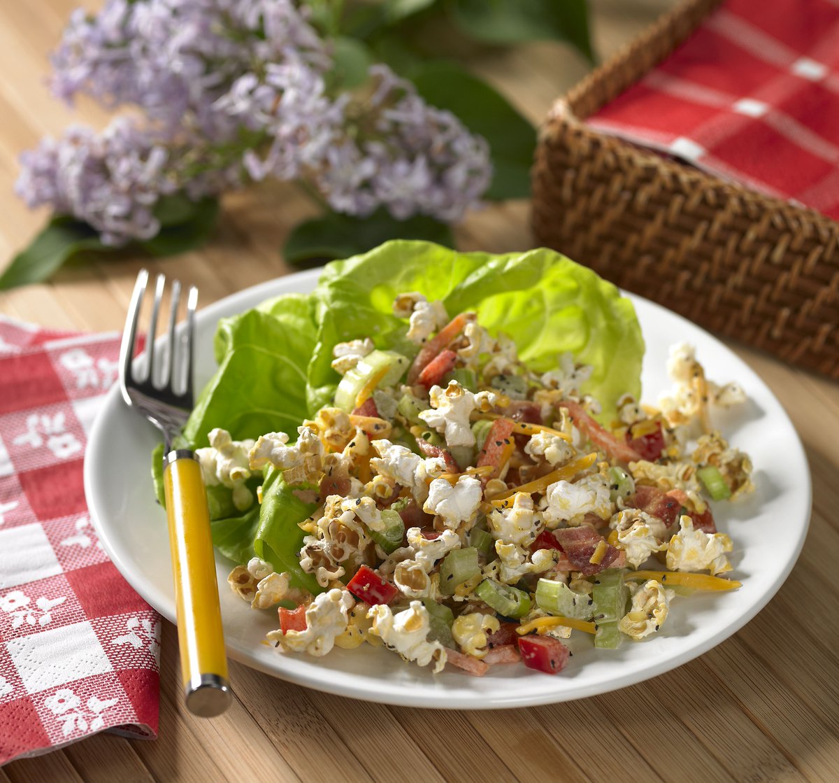 PopcornCentral's tweet photo. It’s #NationalSaladMonth and we’re doing things a little differently. 🥗🍿

Swap your croutons for fresh popcorn to get that whole-grain fiber and a crispy crunch.

See the full recipe: https://t.co/GoX3BkyMvY https://t.co/N0CBE14HRZ