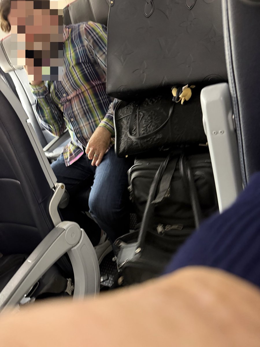 Mitzi15's tweet photo. That's a flight attendant with 4 bags coming on to a packed flight. I get they are working but that is excessive! @AmericanAir https://t.co/leTlIaeWxq