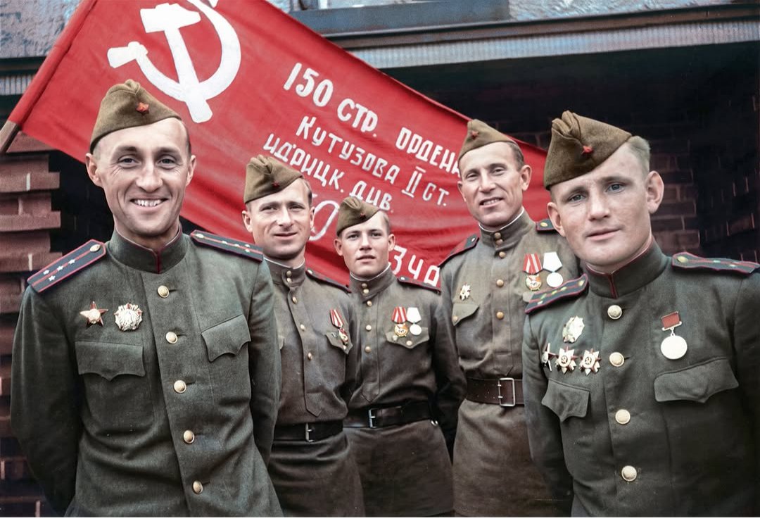 VicenteLopez007's tweet photo. Soldados Soviéticos. 
URSS 1945 https://t.co/jfHV1YzpQ5