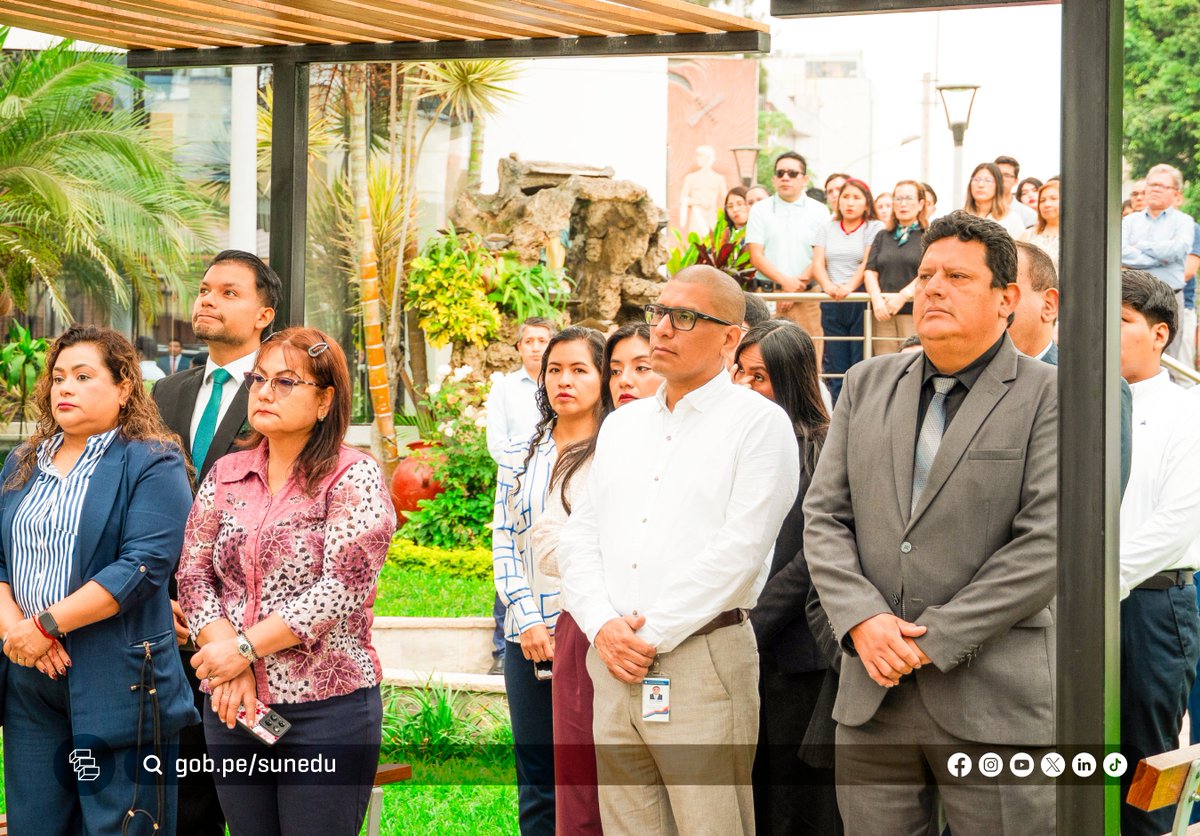 SuneduPeru's tweet photo. La #Sunedu sigue trabajando con dedicación y vocación de servicio, teniendo siempre presente los valores que representan nuestros #SímbolosPatrios y el país que soñaron quienes forjaron nuestra historia. https://t.co/6gahtKAPu9