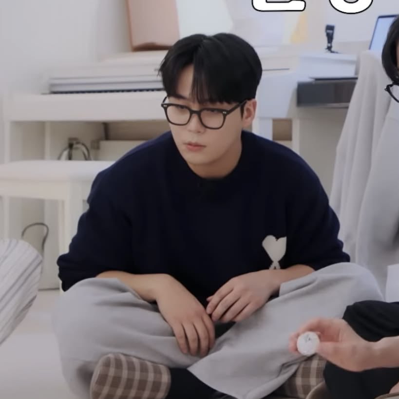 pj ฅ՞•ﻌ•՞ฅ questioning myself tweet media