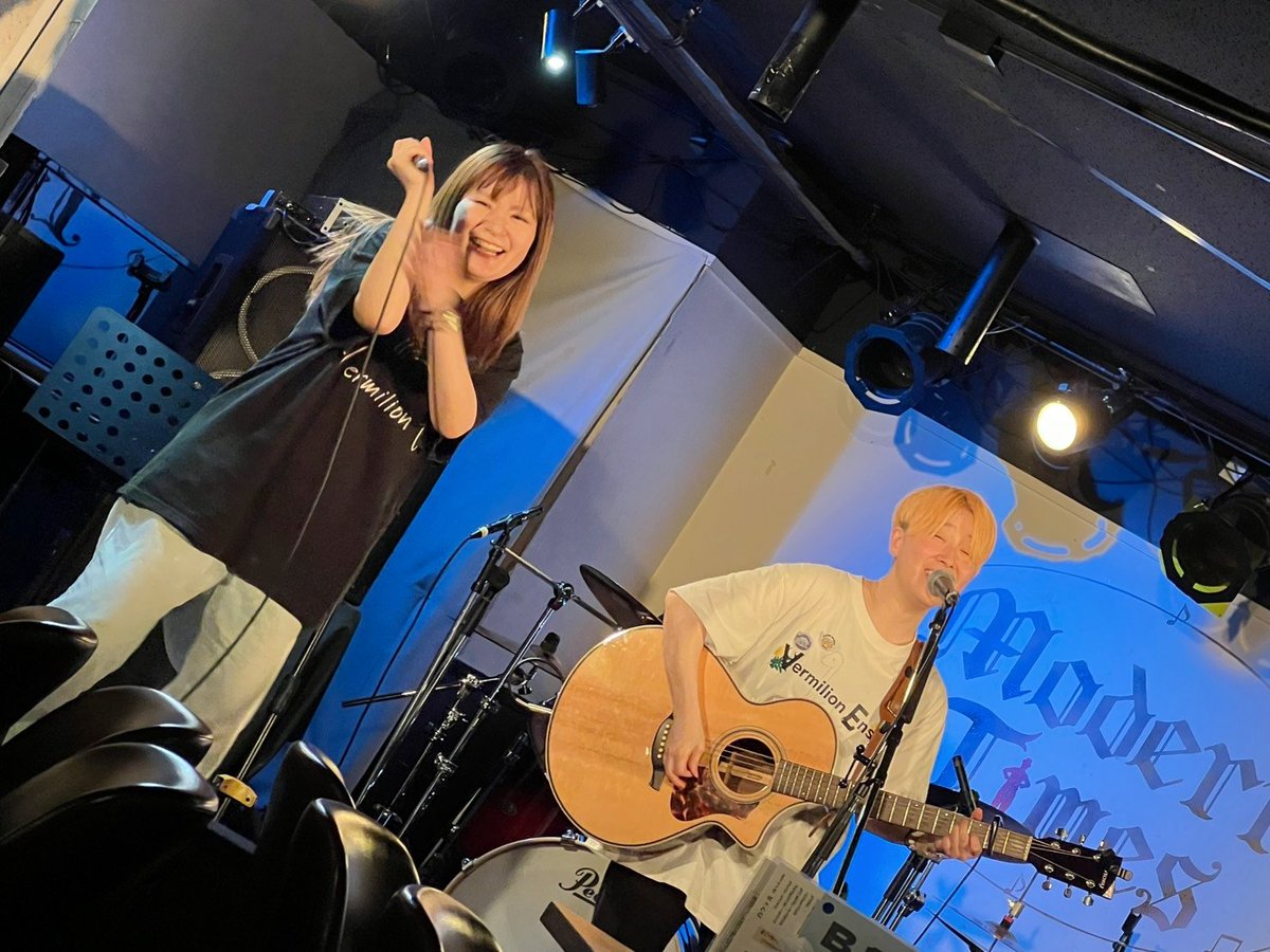 Vermilion_Ens's tweet photo. 京都 木屋町Modern Times
「Beautiful Monday」

ありがとうございました！！

初めての京都でのライブ、とても楽しく歌わせていただきました😆🎶

ごはんも美味しすぎた🥹💕

素敵なお店とのご縁を繋いでくださったKEEWOさんに感謝です✨

明日はsomeno  kyotoで歌います✌
ぜひ遊びに来てください🤗 https://t.co/tuMGn2hkEB