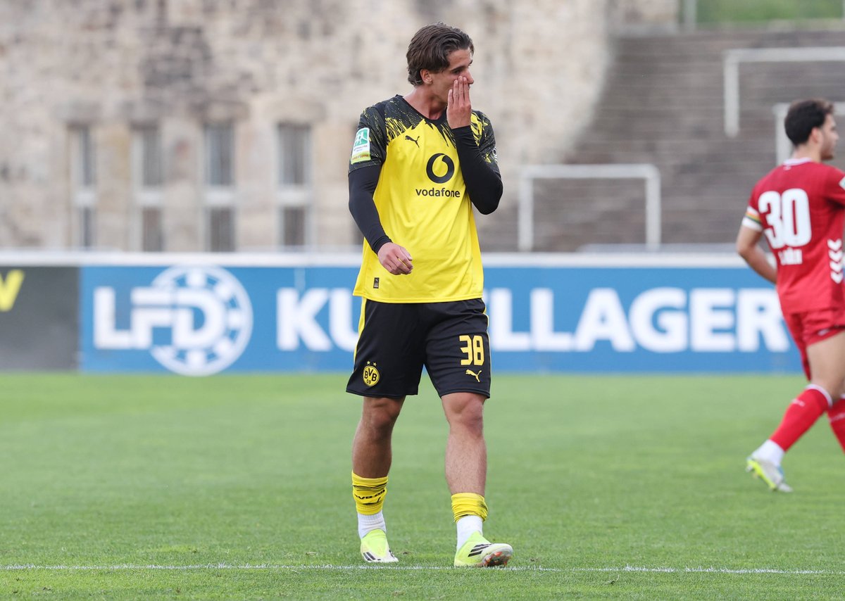 niclasborner's tweet photo. RTL-Info: Jonas #Feddersen aus der zweiten Mannschaft des #BVB (Abschied schon bekanntgegeben) hat zwei brandheiße Offerten aus der Serie A auf dem Tisch liegen. Innenverteidiger mit Gardemaß. Ablösefrei auf dem Markt. #borussiadortmund #bundesliga #seriea #bvb09 #regionalliga https://t.co/8YLk3zZo8o