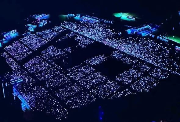 vodkaskys's tweet photo. louis en el autodromo con 70k personas LOL https://t.co/3i0uVU2Cxt