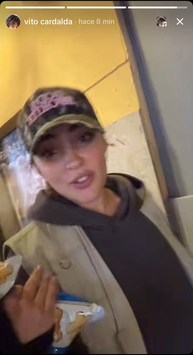 fcb_laurax's tweet photo. con ese chaleco y esa gorra da vibes del niño de up jajsjsjaja https://t.co/1FaRlv9HhU