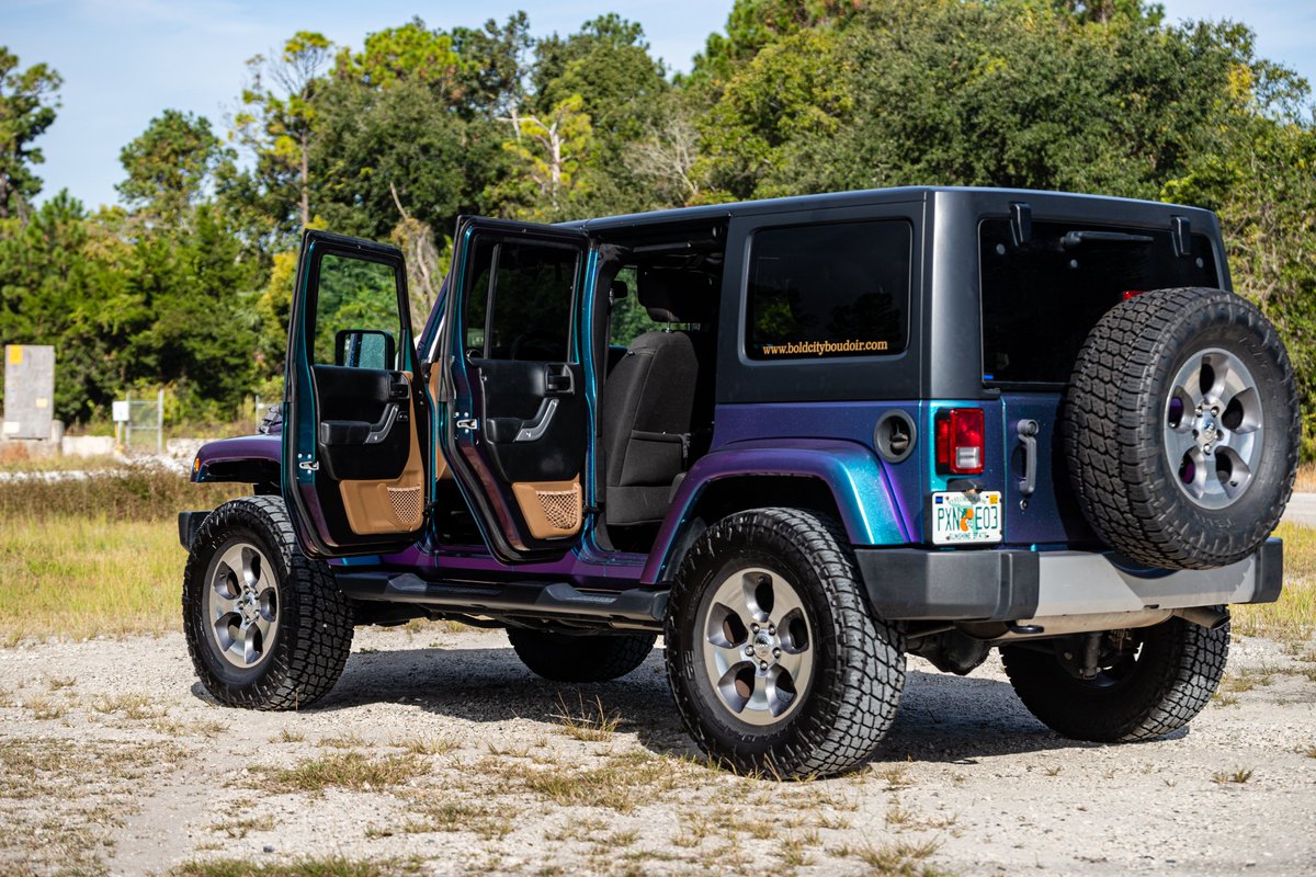 201WRAP's tweet photo. This is where wrap quotes change.

A standard exterior wrap usually stops at the outside panels.

This Jeep went deeper.

We wrapped the inside of the doors too.

More material.
More time.
More tight edges.
More cost. https://t.co/gdtlBpk0Tv