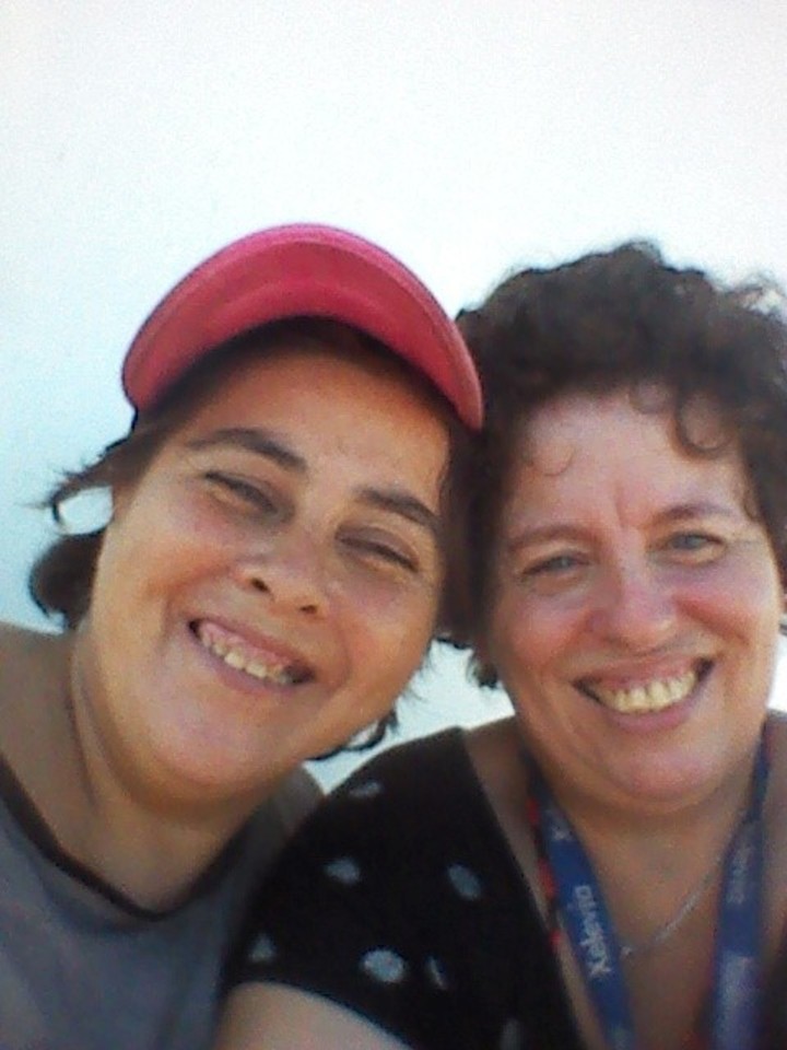 clarincom's tweet photo. EMPIEZA EL JUICIO POR EL TRIPLE LESBICIDIO EN UN HOTEL DE BARRACAS

Lectura rápida
Este lunes comienza el juicio contra Justo Fernando Barrientos, de 69 años, acusado de asesinar a Pamela Cobbas (52), Mercedes Roxana Figueroa (43) y Andrea Amarante (42), y de intentar matar a Sofía Castro Riglos (41), en un hotel familiar de Barracas.

La acusación
El fiscal Juan Manuel Fernández Buzzi lo acusa de homicidio agravado por haber sido cometido con un medio idóneo para crear un peligro común, por femicidio y por discriminación por la orientación sexual de las víctimas. La Federación LGBT también participa del juicio y busca que el crimen sea reconocido como lesbicidio.

El ataque
El hecho ocurrió el 6 de mayo de 2024 en un hotel de Olavarría 1621, donde las víctimas vivían en la habitación 14. Según la investigación, Barrientos arrojó dentro del cuarto un explosivo casero y luego las agredió para impedir que escaparan.

El contexto
Testigos declararon que el acusado hostigaba y amenazaba a las víctimas en un contexto de discriminación previo al ataque. Sofía Castro Riglos sobrevivió con graves heridas y no declarará en el juicio: se tomará como prueba su única declaración en el expediente. Barrientos está preso con prisión preventiva en Ezeiza.

Dónde fue el ataque: https://t.co/r8vZVdwp3M

(+) en Clarín: https://t.co/tPSgo72COL
Foto: Pamela Cobbas y su pareja, Roxana Figueroa, dos de las víctimas.