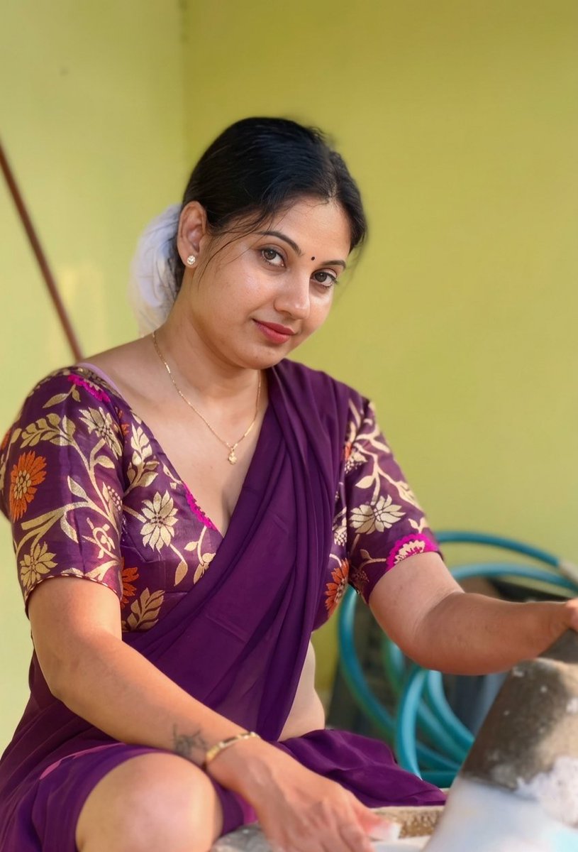 EAGLEVaasu's tweet photo. 32 Years Old Mallu aunty Purple Halcyon 🌝💜 https://t.co/Df1HZup4KD