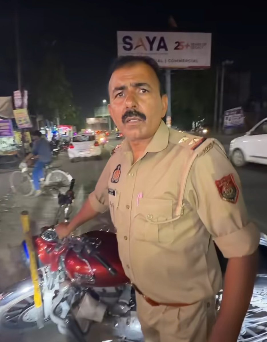 ugendra133's tweet photo. कुछ दिन पहले गाजियाबाद में एक पुलिसकर्मी पर आरोप लगता है कि किशन जाटव नामक एक सामाजिक कार्यकर्ता की गाड़ी पर जाटव व बाबासाहेब अम्बेडकर का स्टिकर लगा देखकर चालान करने की कोशिश की गयी, जबकि सड़क पर अन्य गाड़ियां भी खड़ी थीं

वीडियो सोशल मीडिया पर जमकर वायरल होती है https://t.co/RHWRZ85CcA