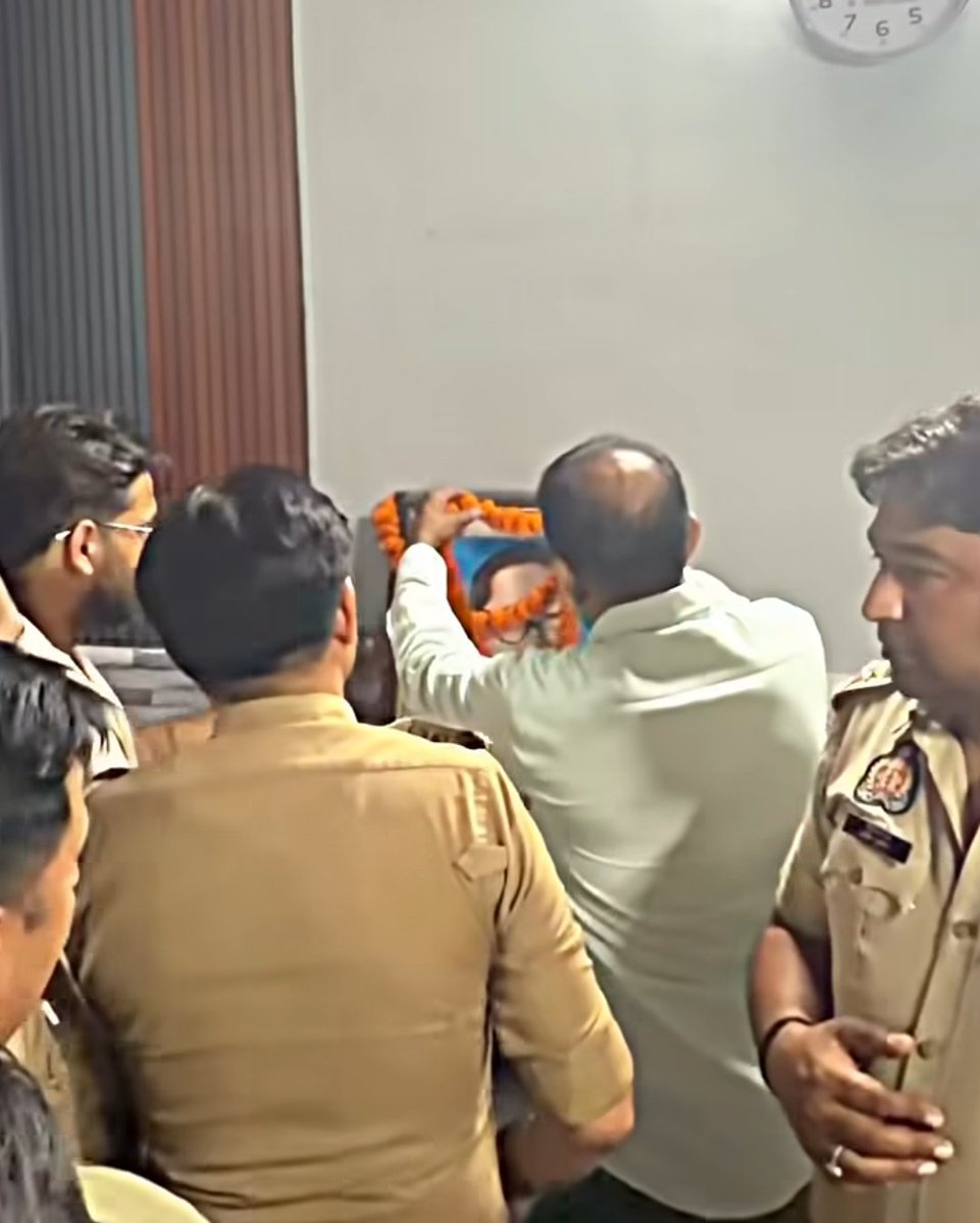 ugendra133's tweet photo. कुछ दिन पहले गाजियाबाद में एक पुलिसकर्मी पर आरोप लगता है कि किशन जाटव नामक एक सामाजिक कार्यकर्ता की गाड़ी पर जाटव व बाबासाहेब अम्बेडकर का स्टिकर लगा देखकर चालान करने की कोशिश की गयी, जबकि सड़क पर अन्य गाड़ियां भी खड़ी थीं

वीडियो सोशल मीडिया पर जमकर वायरल होती है https://t.co/RHWRZ85CcA