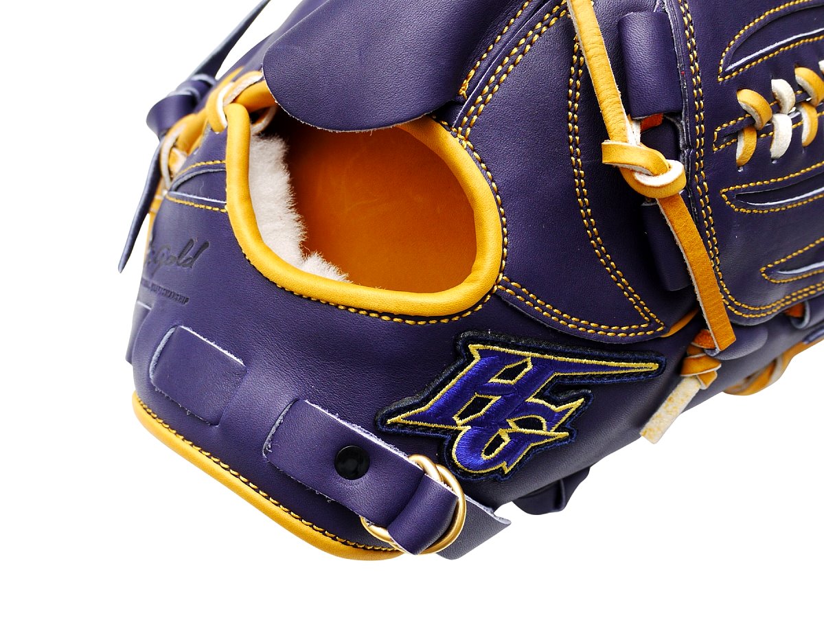 TaiwanBaseball's tweet photo. Hardball or rubber ball glove?
Why choose when you can have both. 🔥

The HI-GOLD Shingoku Series is here to change the game. Built for players who demand versatility and style.

What makes it special:
*Dual Design: Perfectly crafted for both hardball and softball play.

**Premium Quality: High-grade leather with a special custom mold for the perfect fit.

***Stunning Look: Beautiful Navy Blue leather paired with bold Gold accents and laces.

Whether you're on the mound or training hard, this 12-inch pitcher glove is built to perform.

https://t.co/jbpU5Dfp0d