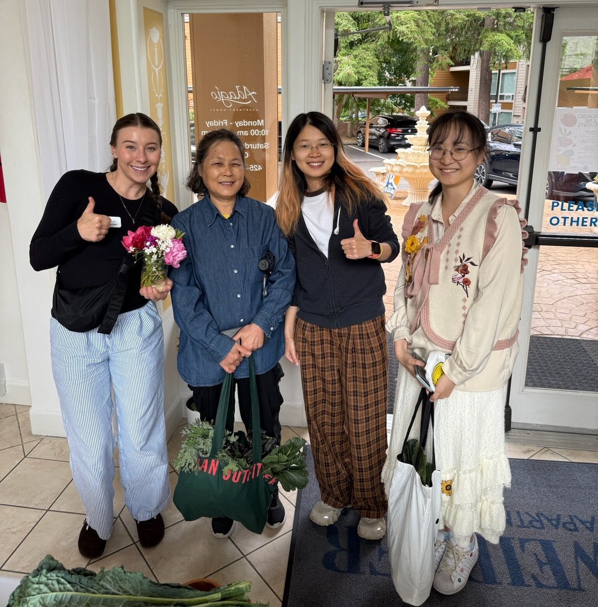 AptLife's tweet photo. When our neighbors thrive, our whole community thrives. Here's to fresh veggies from the farmer’s market, flowers for your table, and friendships that make this place feel like home. 🙌

(Adagio Apartment Homes in Bellevue, Washington) https://t.co/xTdKYVei4N